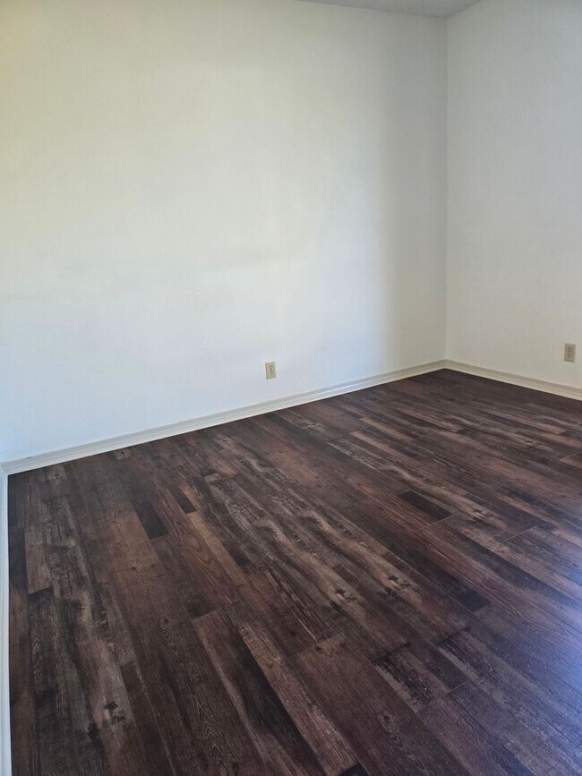 Building Photo - Newly Renovated 3/2/2 with Cul-de-Sac Location