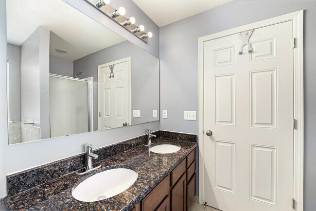 Building Photo - 27106 Ladbroke St