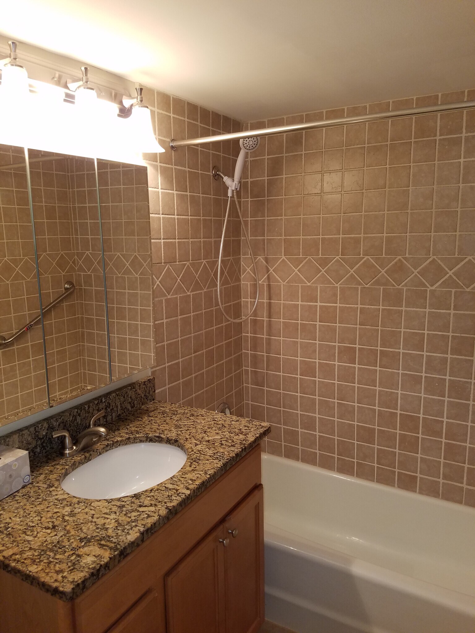 Building Photo - 580 Lawrence Ave