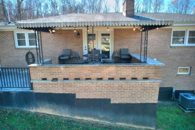 Building Photo - 201 Springdale Rd