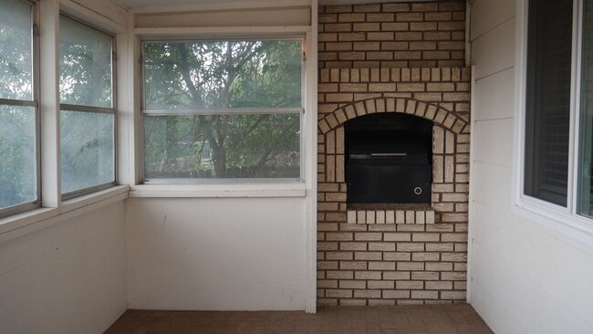 Building Photo - Single Family 3 Bed, 2 Bath w/ Big Backyar...