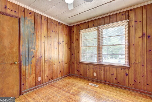 Building Photo - 2006 Pine Hill Dr