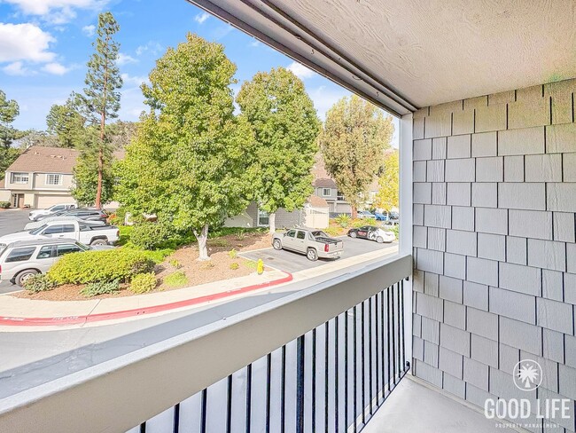 Building Photo - Beautiful 2B/2BA Townhouse with Attached 2...