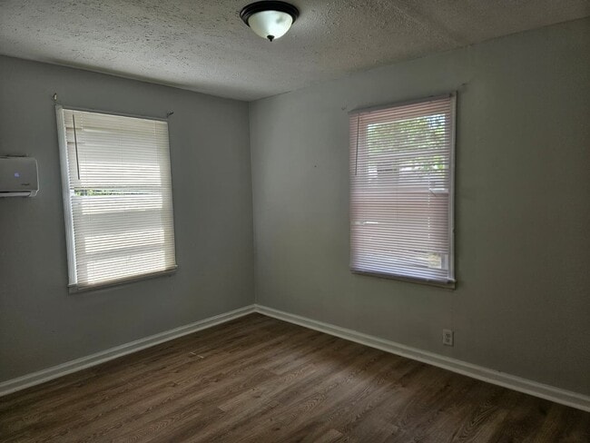 Building Photo - For Rent – 3 Bedroom / 1 Bathroom Home