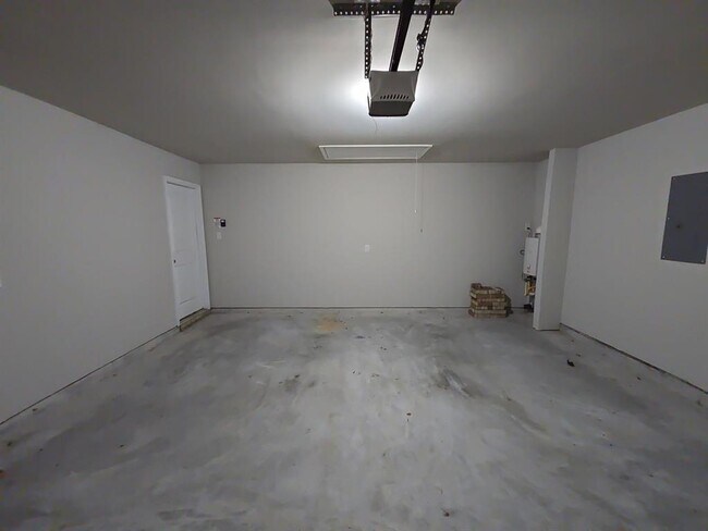 Building Photo - 16790 Lonely Pines Dr