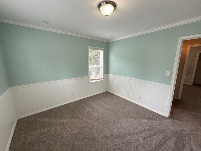 Building Photo - 4627 Thorman Ave NE