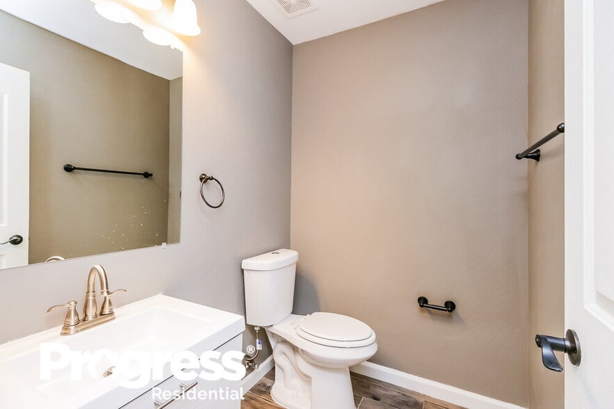 Building Photo - 1912 E 39th Ave