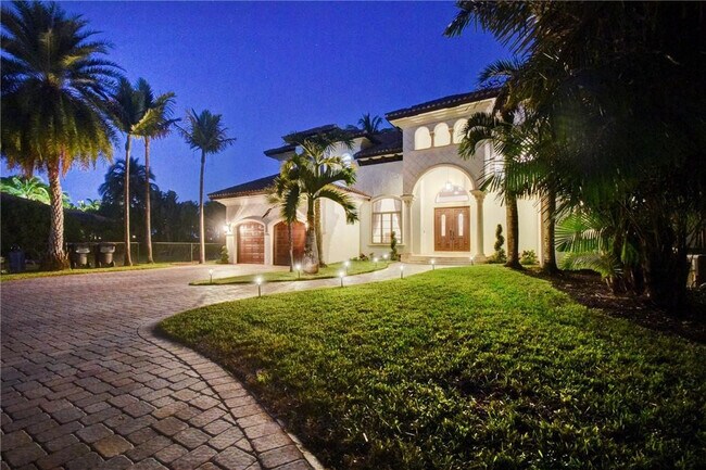 Building Photo - 1320 S Lakeside Dr