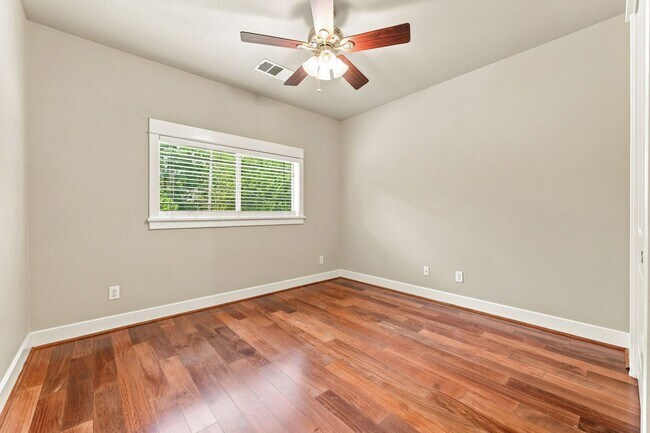 Building Photo - 303 Zennia St