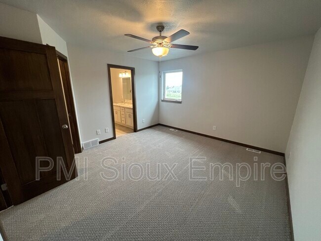 Building Photo - 5510 E Lebridge St