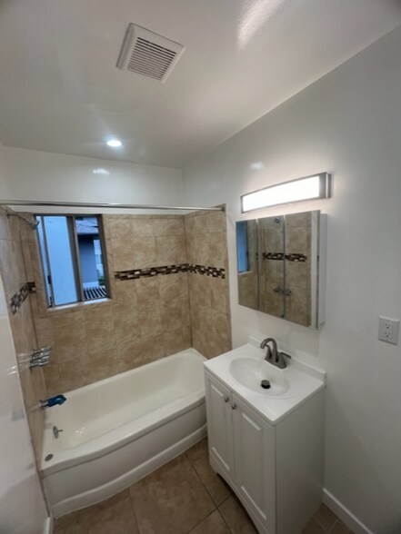 Building Photo - 1696 Amberwood Dr