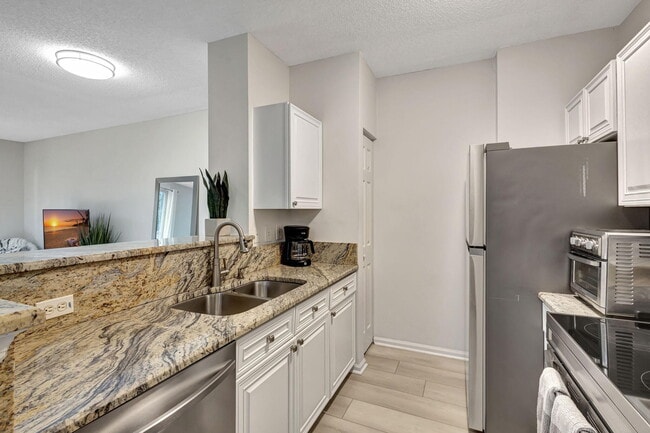 Building Photo - 630 S Sapodilla Ave