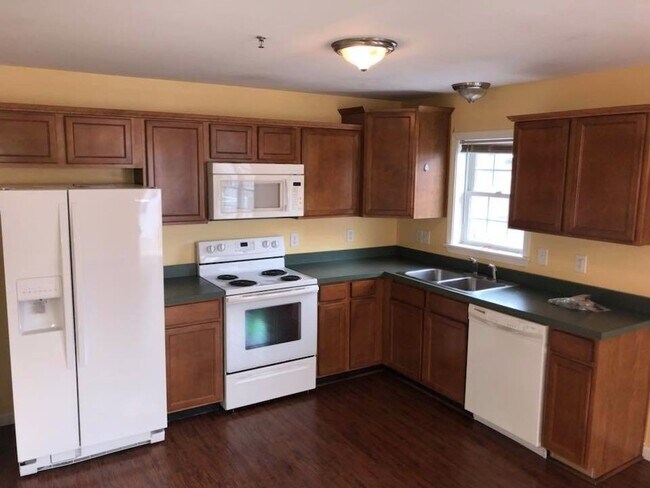 Building Photo - Huge 3 Bedroom 2 Bathroom Garden Apartment