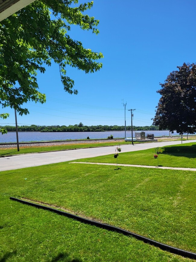 Building Photo - 744 River Dr