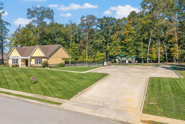 Building Photo - Pet Friendly Four Bedroom with Bonus!