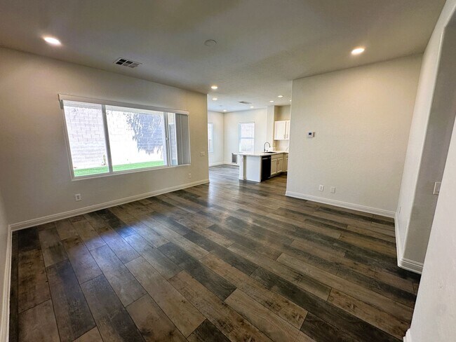 Building Photo - ANTHEM HIGHLANDS!! READY FOR IMMEDIATE MOV...