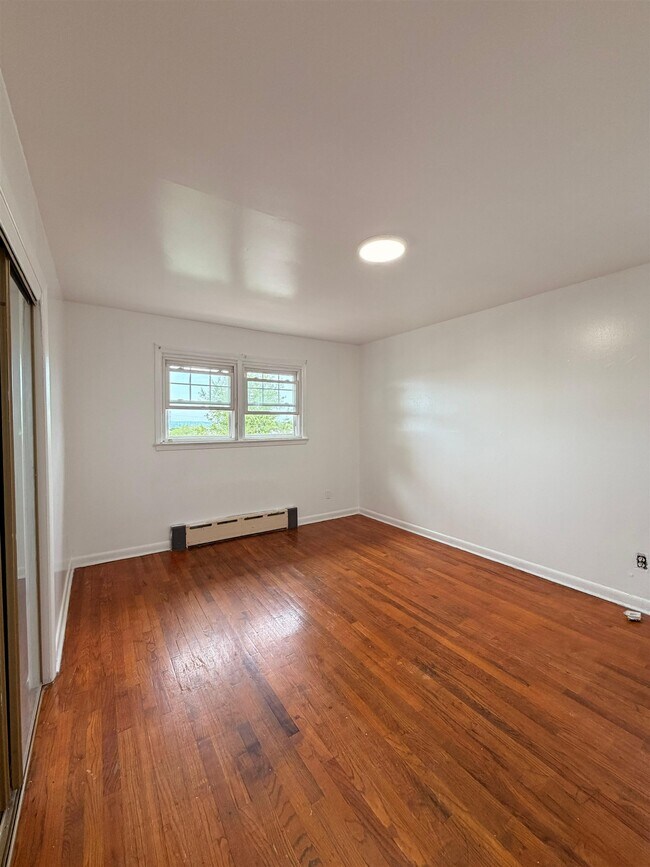 Building Photo - 5215 Meadowview Ave