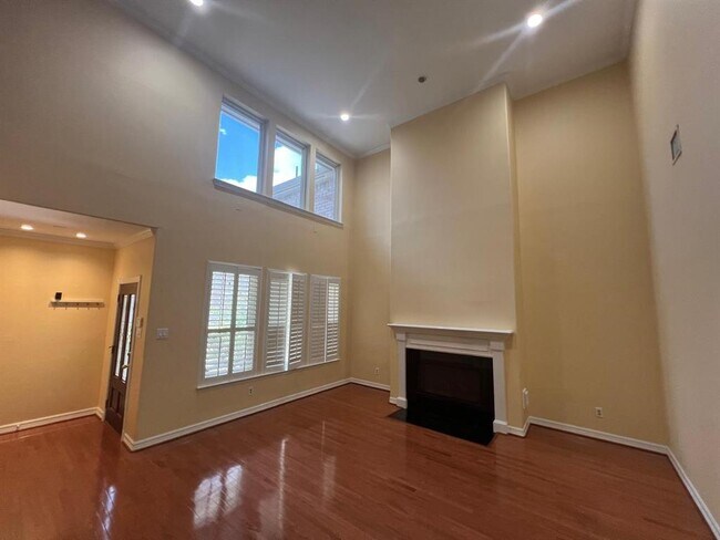 Building Photo - 1155 Enclave Square E