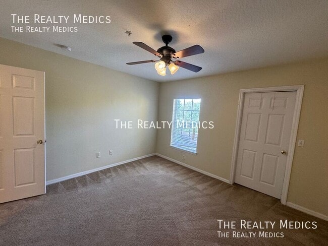 Building Photo - 700 Crest Pines Dr