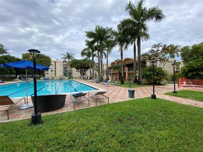 Building Photo - 9320 Fontainebleau Blvd