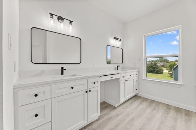 Building Photo - 256 Capetown Way