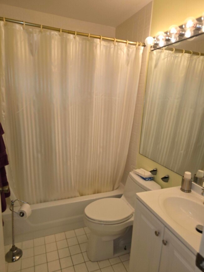 Building Photo - 5084 Rose Hill Dr