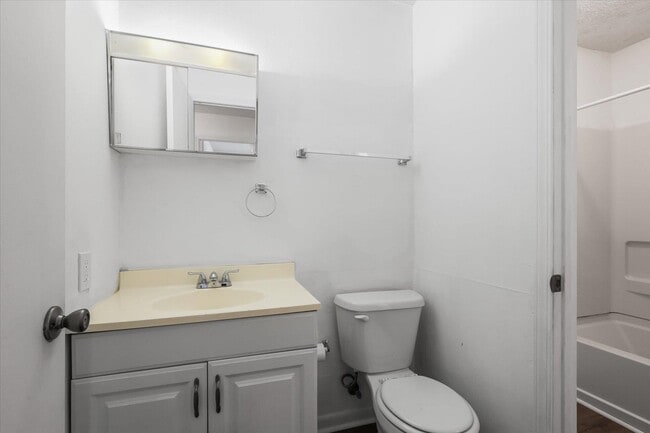 Building Photo - 851 Maple St