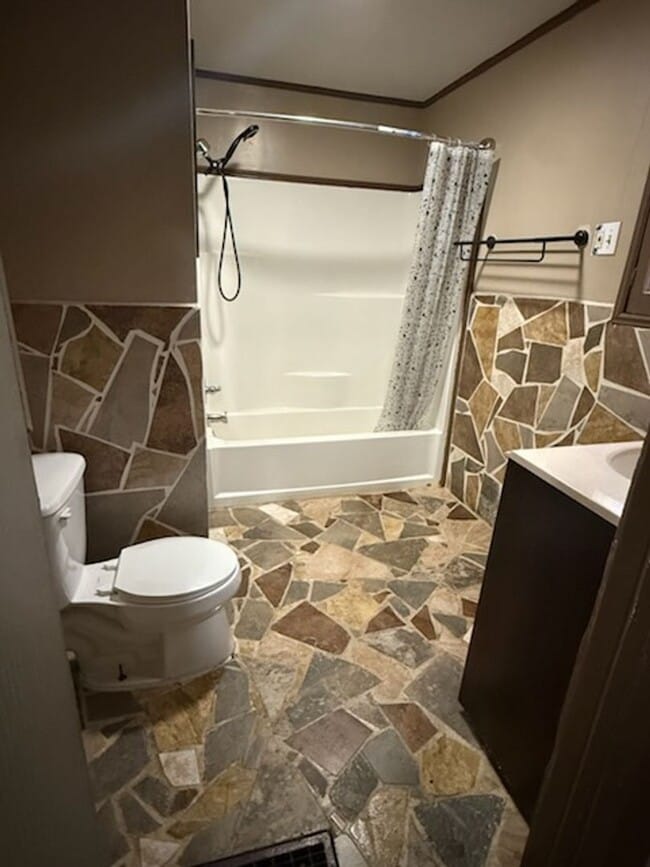 Building Photo - 2 Bedroom House with Fenced in backyard