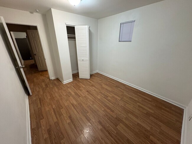 Building Photo - 274 Wrexham Ave