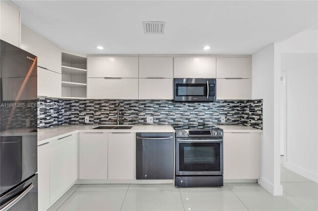 Building Photo - 100 Bayview Dr