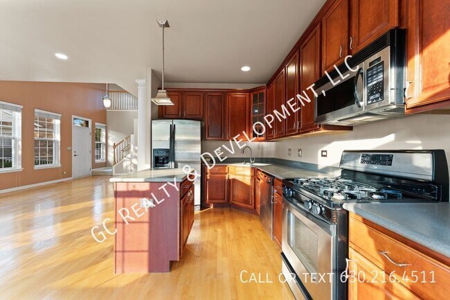 Building Photo - ***2300 SF END UNIT W/LOTS OF LIGHT / 2 BD...