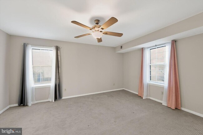 Building Photo - 933 Washington Pl