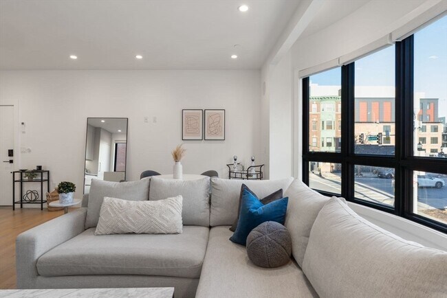 Building Photo - 75 W Broadway