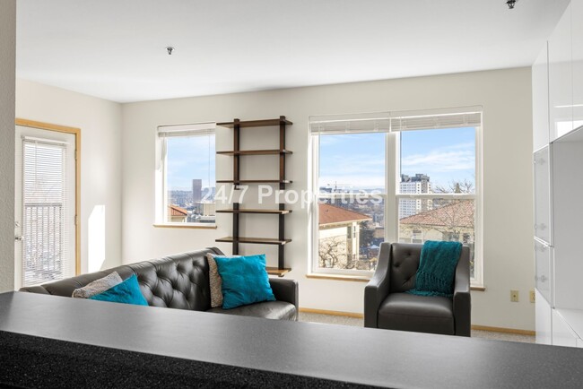 Building Photo - Hilltop 1BD I 1BA Condo + FREE month of re...