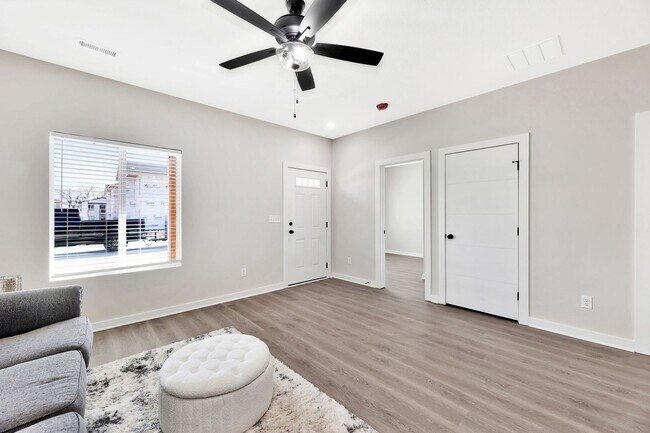 Building Photo - 5409-11 Bressler Dr