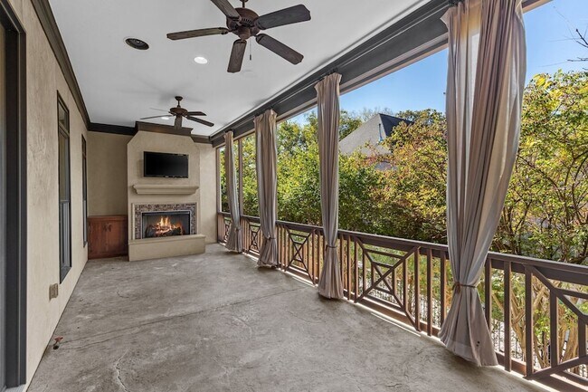 Building Photo - 2019 Overhill Dr