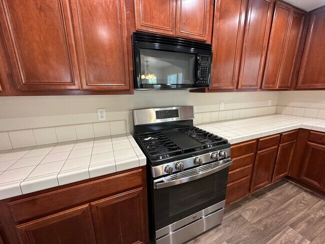 Building Photo - 1690 Spring Hill Dr