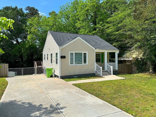 Building Photo - Stylish Updated Home Just Minutes from Downtown Raleigh!