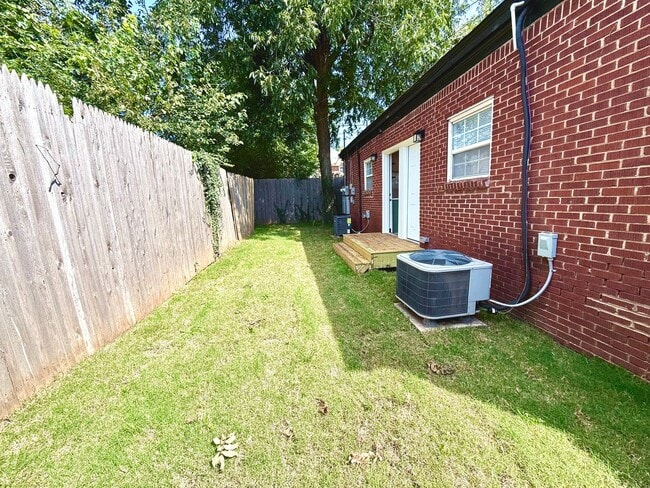 Building Photo - Completely Remodeled 1BD 1BA Duplex Locate...