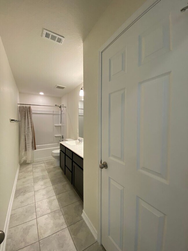 Building Photo - EDGEBROOK