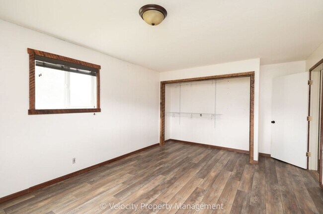 Building Photo - Charming Country Home!