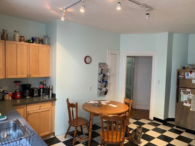Building Photo - 4bed 1.5bath in Somerville is available in 9/1