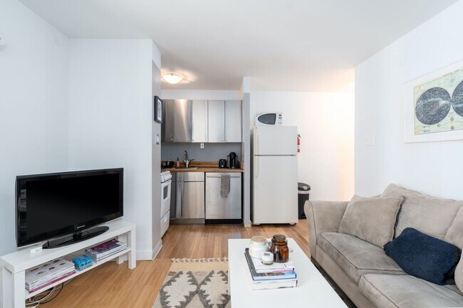 Building Photo - Sunlit 1BR Apartment with a Versatile Second Room at Claridge House