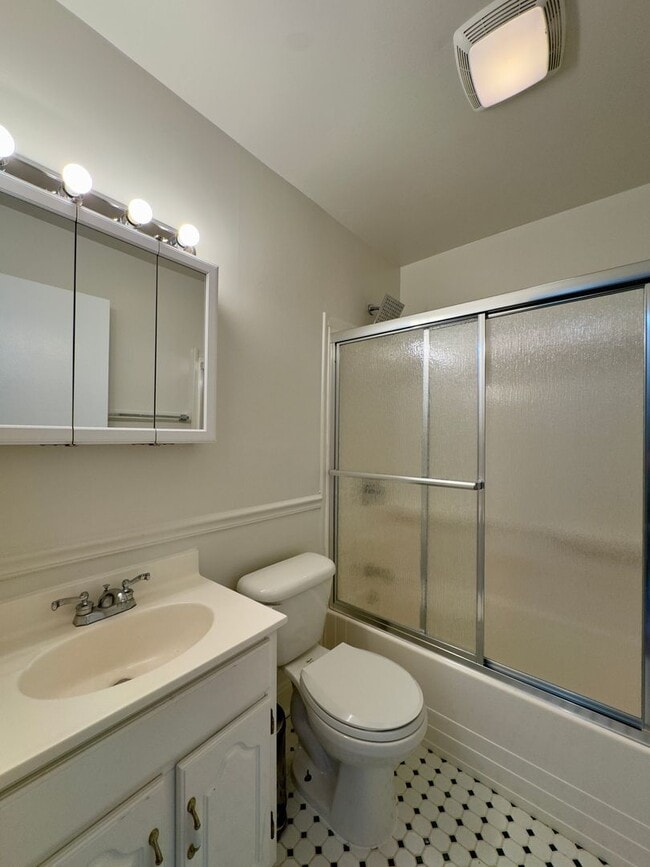 Building Photo - Charming 3Bed/1.5Bath Townhome in Rosedale