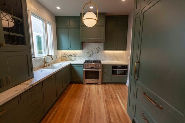 Building Photo - Beautifully Remodeled 3BR 2BA Top Floor Condo in Presidio Heights