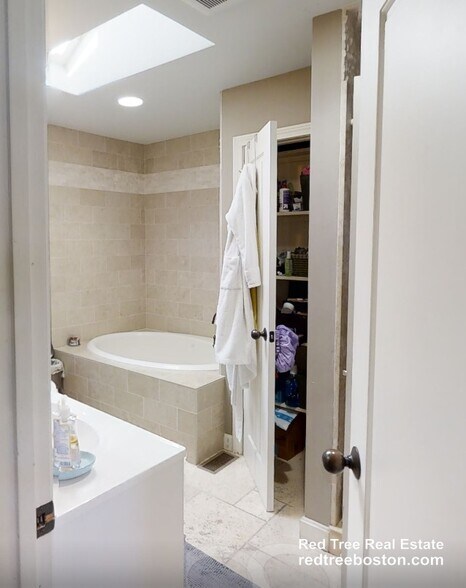 Building Photo - 329 W 4th St