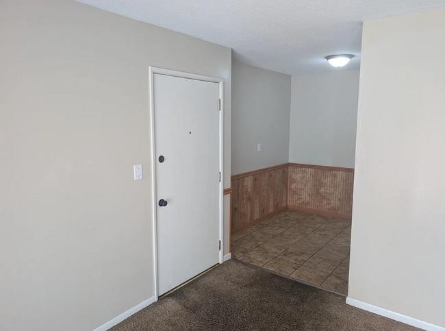 Building Photo - Spacious 1BR Condo – Pool Access & Utilities