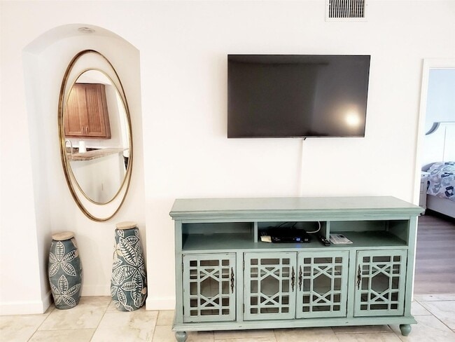 Building Photo - 6618 7th Ave Cir W