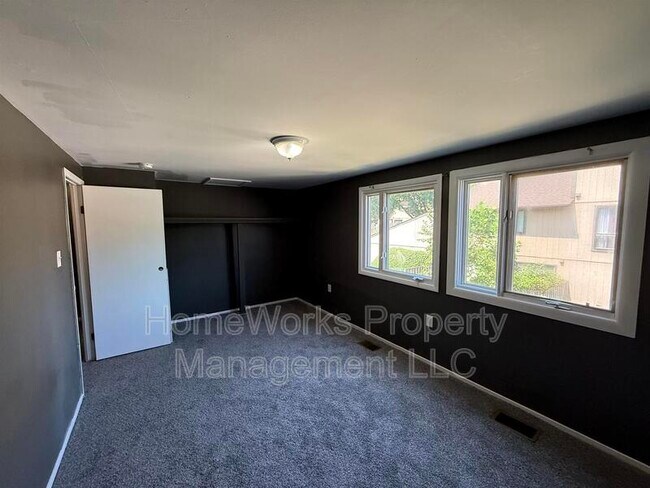 Building Photo - 554 West Ct
