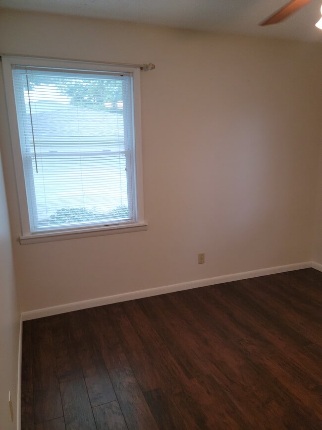 Building Photo - 1440 Sherwood Downs Rd W